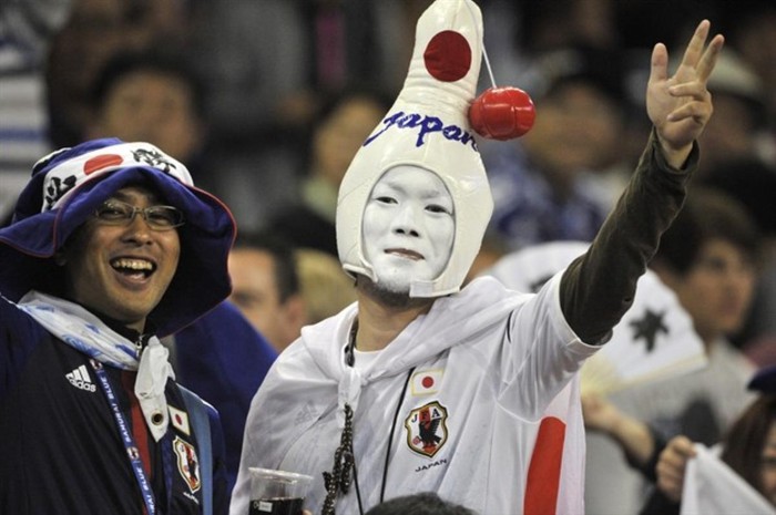 Những người Nhật đi xem ĐT nữ thi đấu.